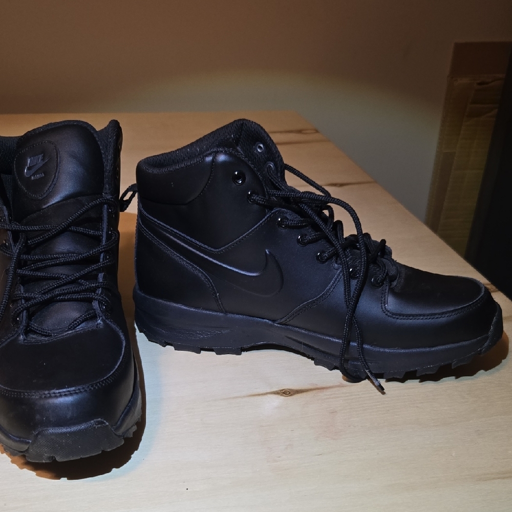 Nike Men's All-Black Rugged Boots